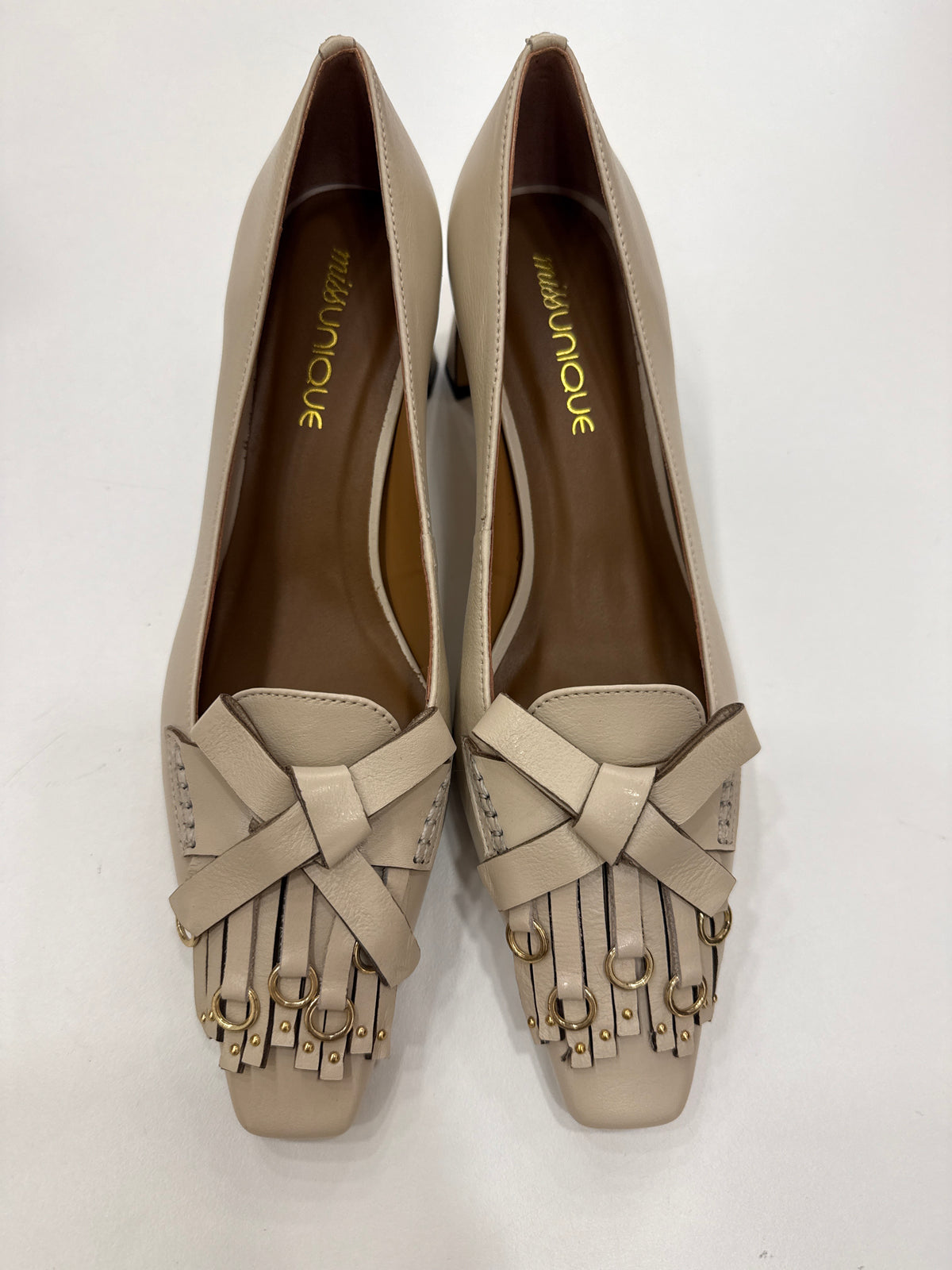 Scarpa in pelle beige con frangia e tacco