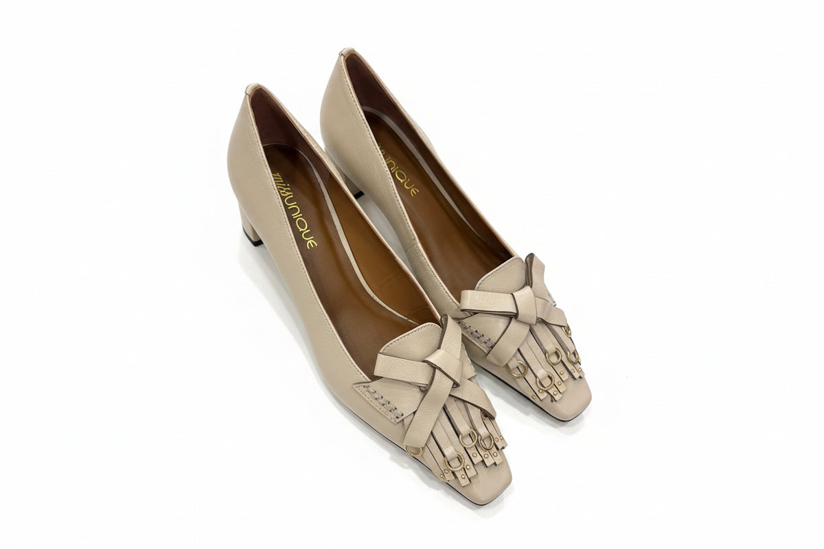 Scarpa in pelle beige con frangia e tacco