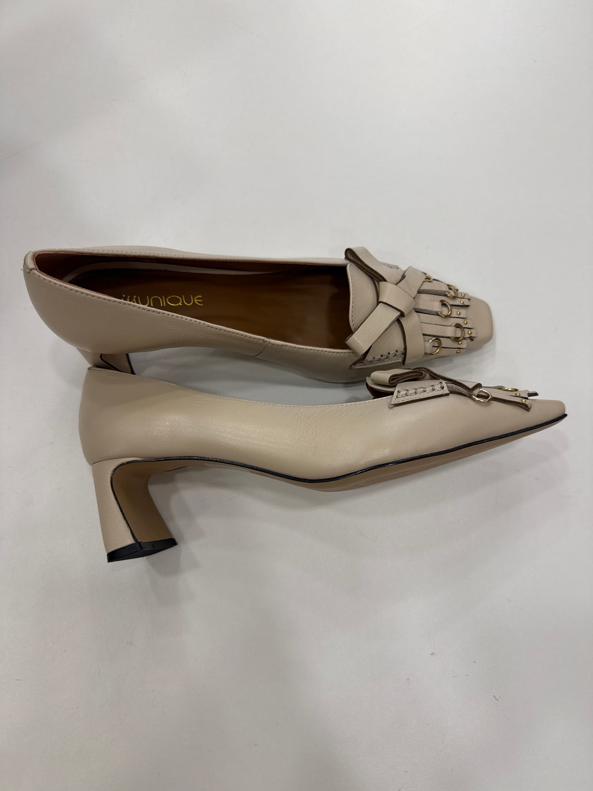Scarpa in pelle beige con frangia e tacco